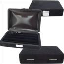 最大28本の指輪が収納できる商談用に最適なリングコレクションケース(ブラック)